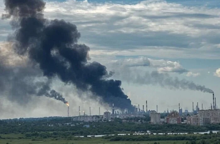 Москва визнала нездатність захистити НПЗ від дронів