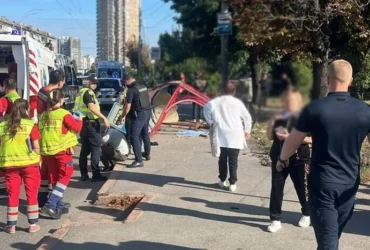 У Солом’янському районі Києва авто влетіло в зупинку з людьми: є загиблі та поранені