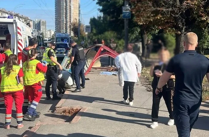 У Солом’янському районі Києва авто влетіло в зупинку з людьми: є загиблі та поранені