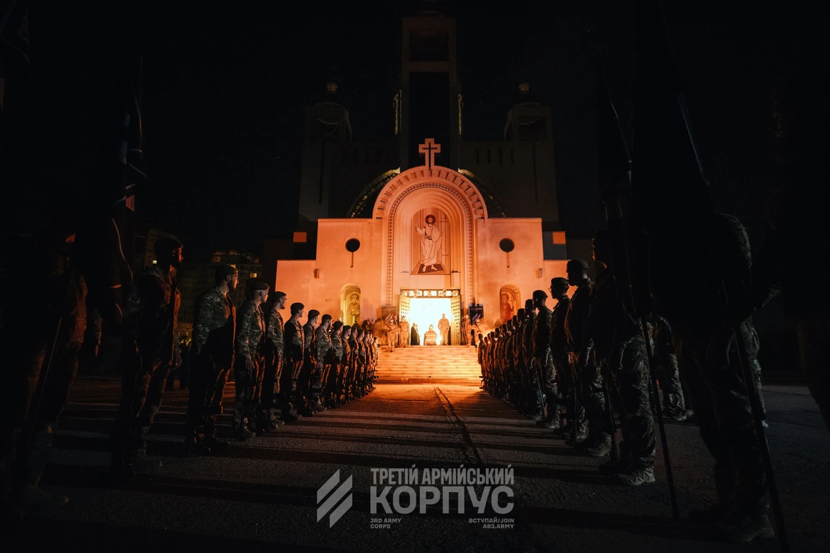 Броньований Austin і містерія зі смолоскипами. Третій корпус Білецького організував прощання з Коновальцем фото 1