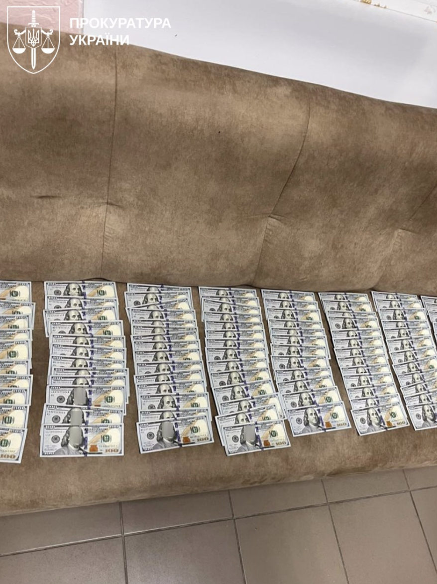 Загалом задокументовано одержання 15 тисяч доларів США неправомірної вигоди