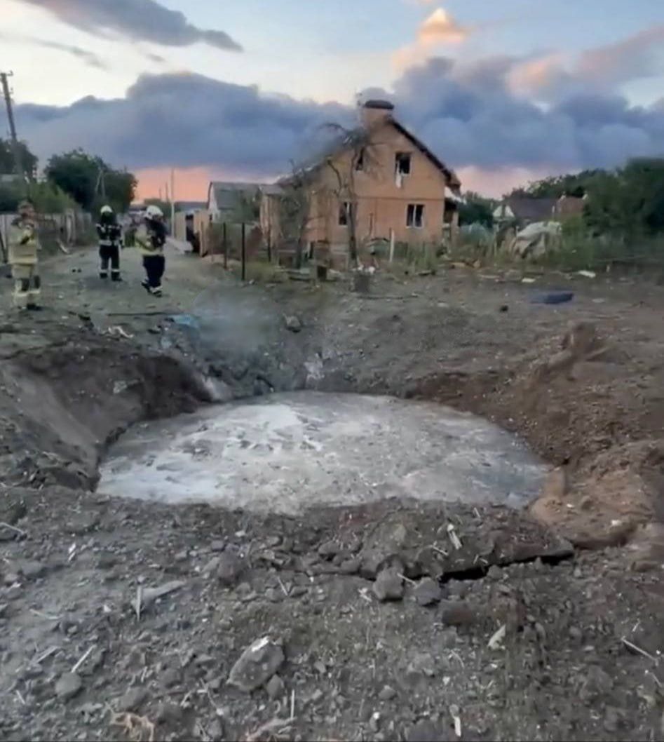 Величезна вирва від балістичної ракети просто посеред вулиці в одному із сіл Київщини