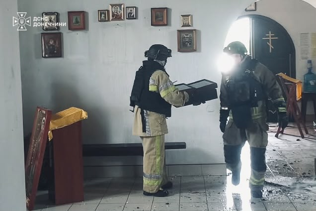 На Донеччині внаслідок удару РФ спалахнула церква (фото) фото 2
