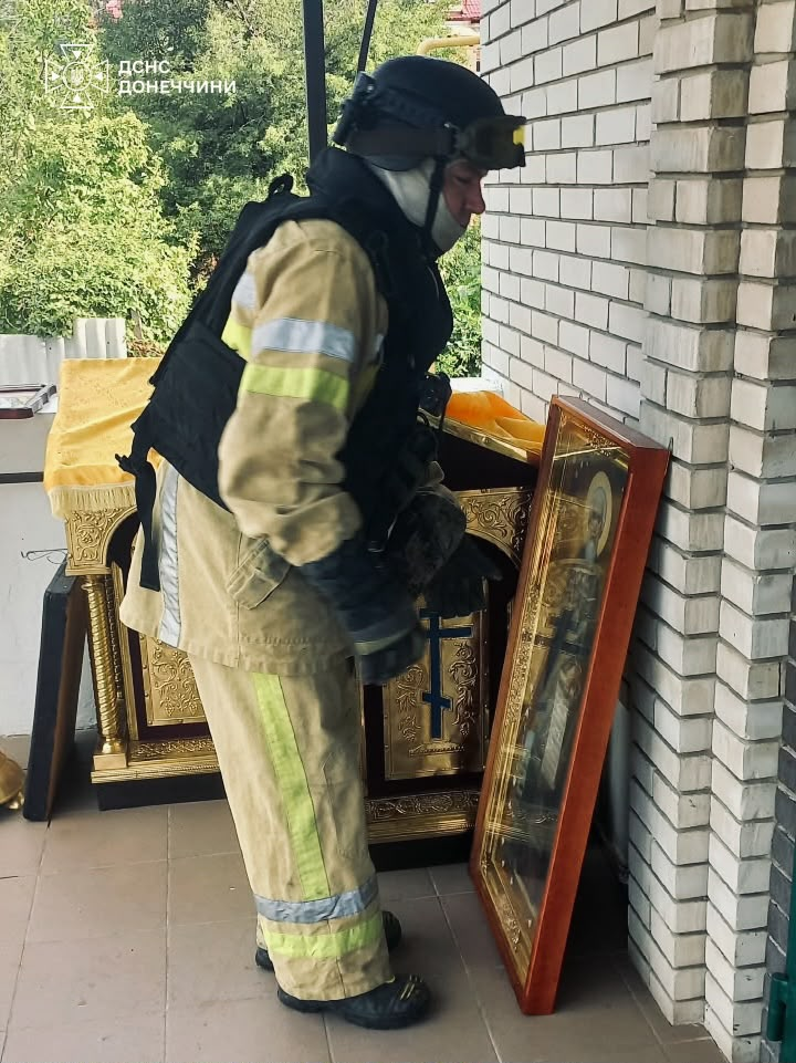 На Донеччині внаслідок удару РФ спалахнула церква (фото) фото 4
