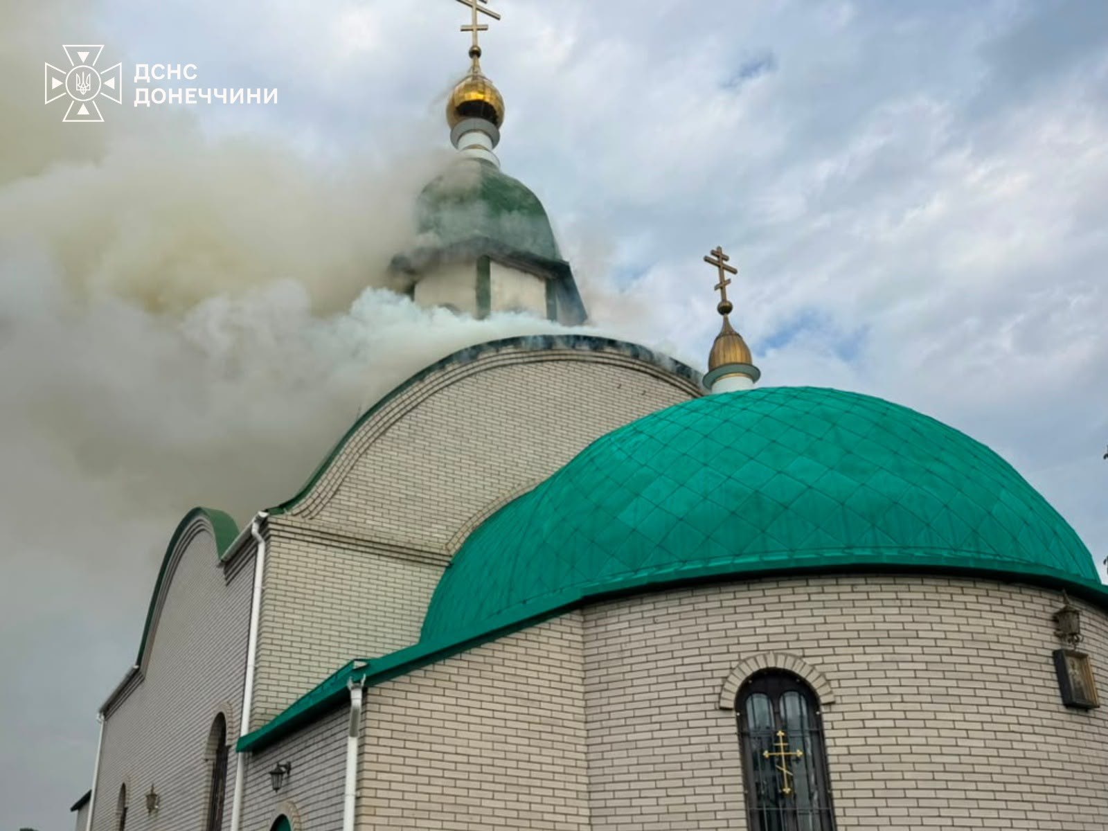 На Донеччині внаслідок удару РФ спалахнула церква (фото) фото 5