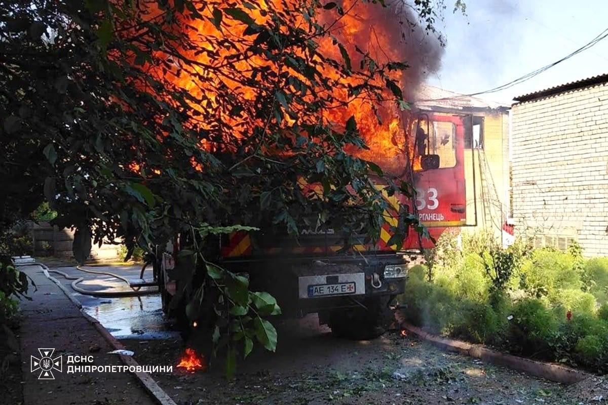 Окупанти обстріляли рятувальників під час гасіння пожежі на Дніпропетровщині фото 2