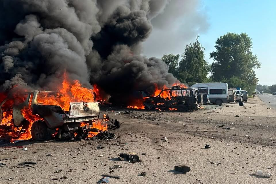 Удар по Печенігах на Харківщині. Зеленський пообіцяв відплату Росії фото 2