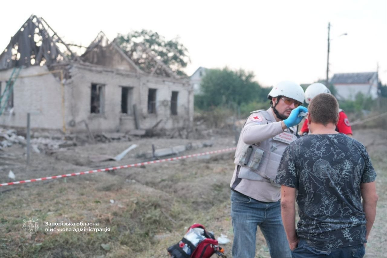 РФ вдарила КАБом по Запоріжжю: виникла пожежа, пошкоджено будинки фото 2