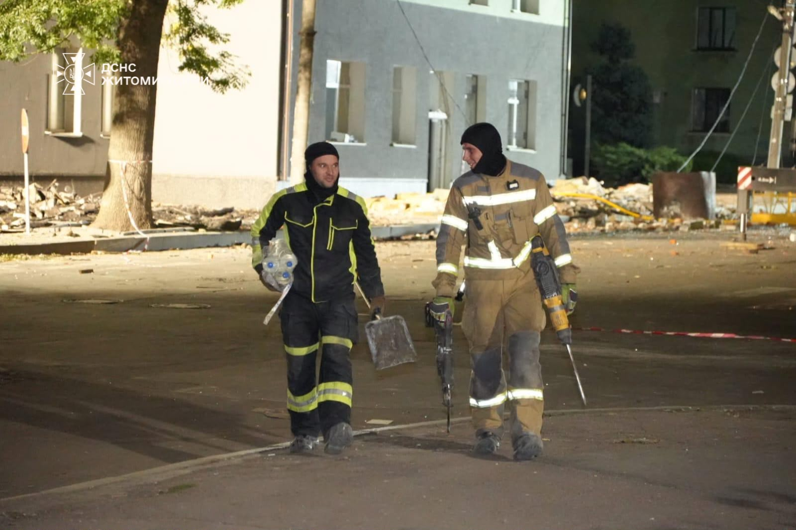 У Житомирі на місці удару РФ тривають аварійно-відновлювальні роботи фото 4