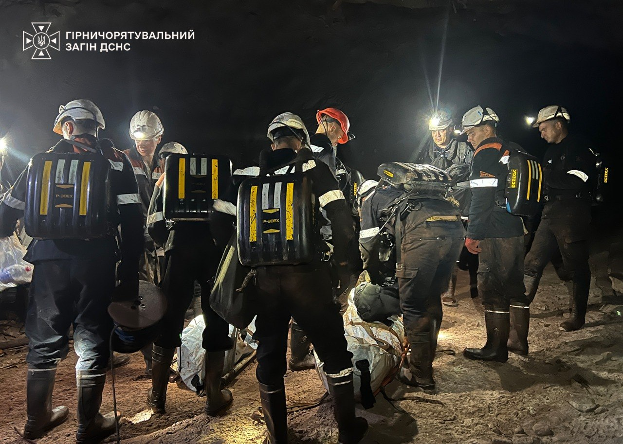 Загибель гірників на шахті у Кривому Розі. Рятувальники повідомили деталі (фото) фото 1