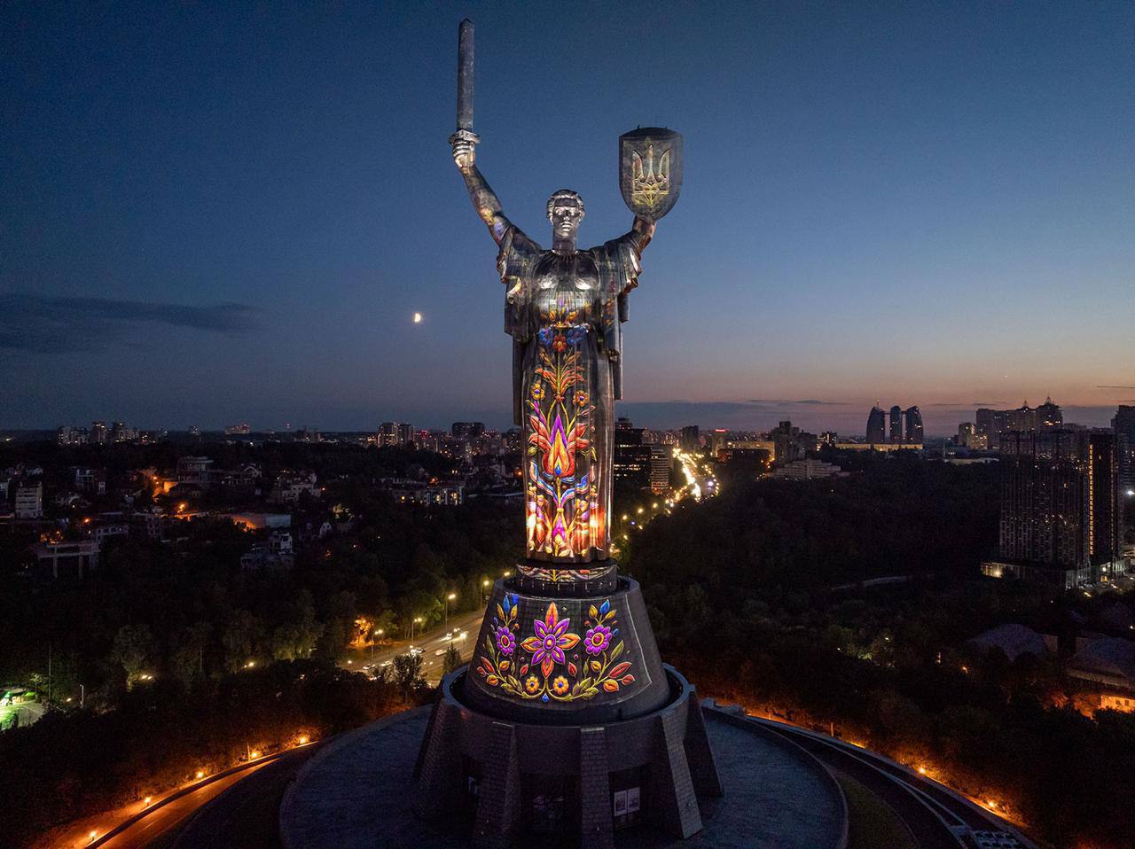 «Майбутнє пам'ятає»: Батьківщина-Мати засяяла кольорами прапора фото 1