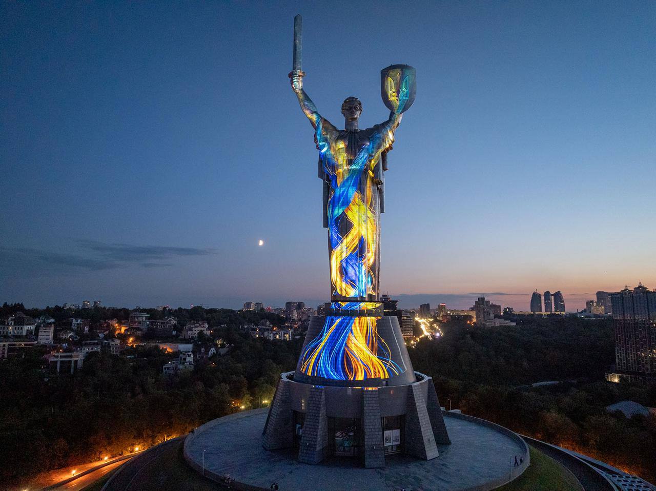 «Майбутнє пам'ятає»: Батьківщина-Мати засяяла кольорами прапора фото 2