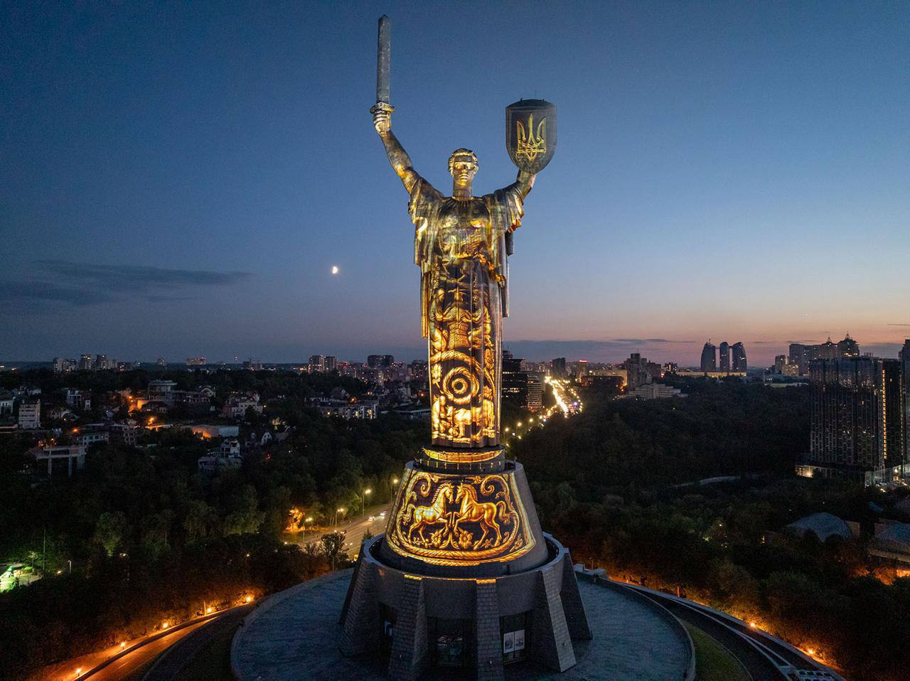 «Майбутнє пам'ятає»: Батьківщина-Мати засяяла кольорами прапора фото 3