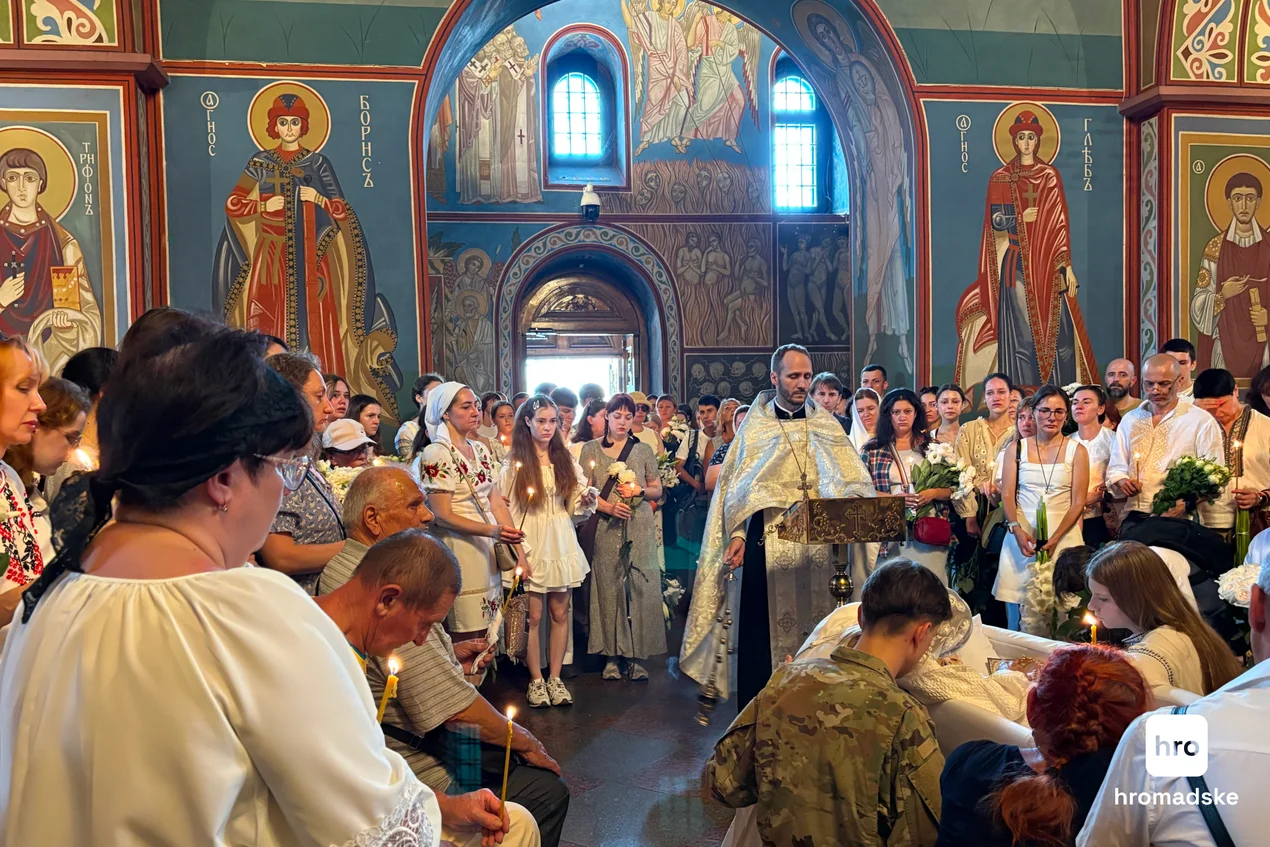 Більшість людей прийшла в білому вбранні та з білими квітами, як просила мама дівчини