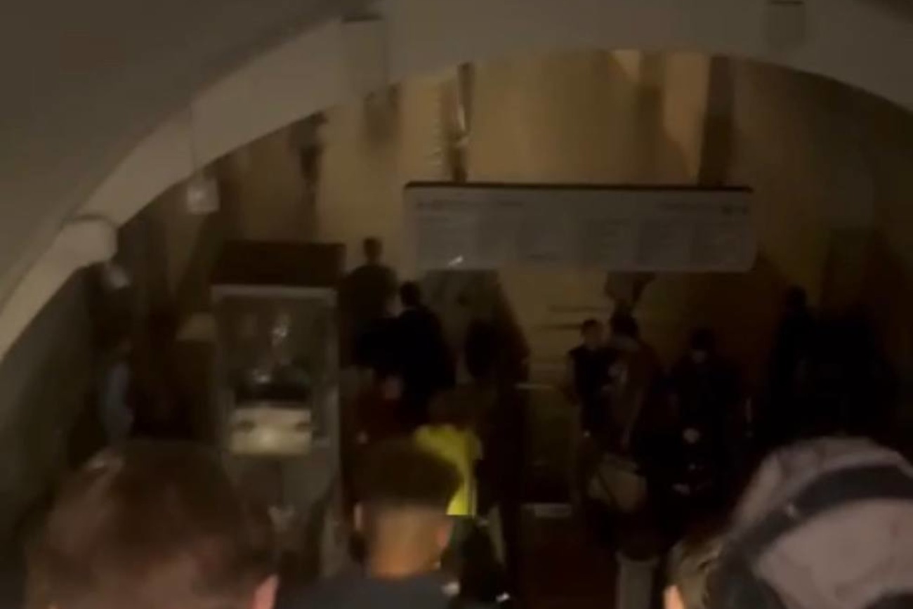 Жителі Москви йдуть по темному метро