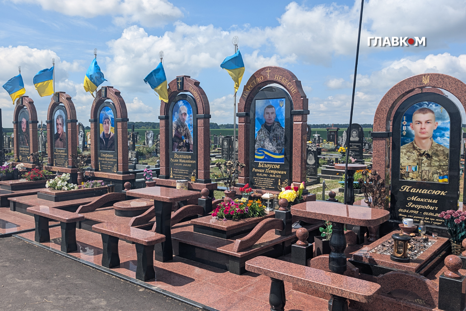 Прапори мають душу. Полотнище оживає у безвітряну хвилину, коли на могилу приходять рідні