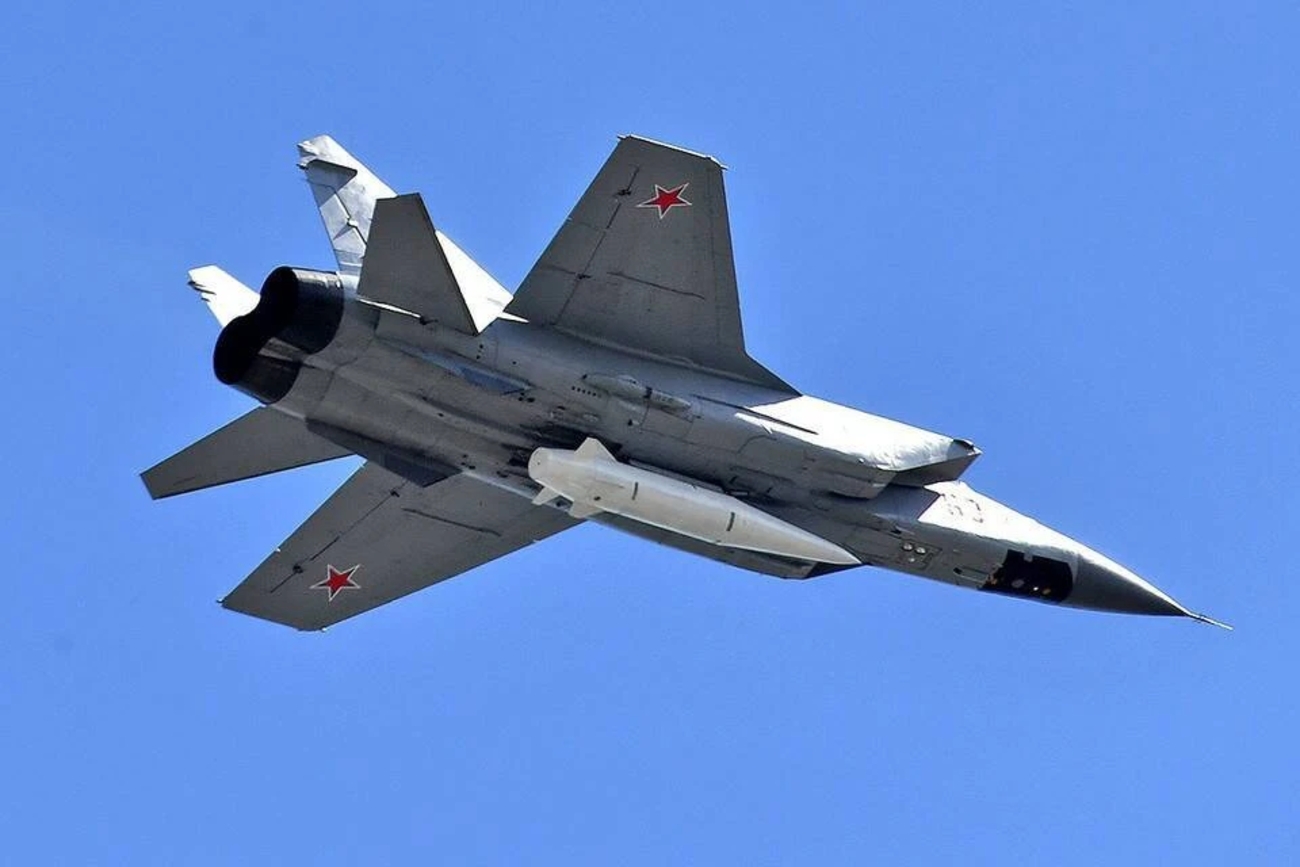 «Кинджал» – російська гіперзвукова аеробалістична ракета, яку запускають із літаків МіГ-31К