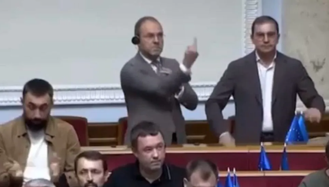 Власенко показує «фак» Петру Порошенку, який «заулюлюкав» виступ Тимошенко щодо НАБУ і САП  