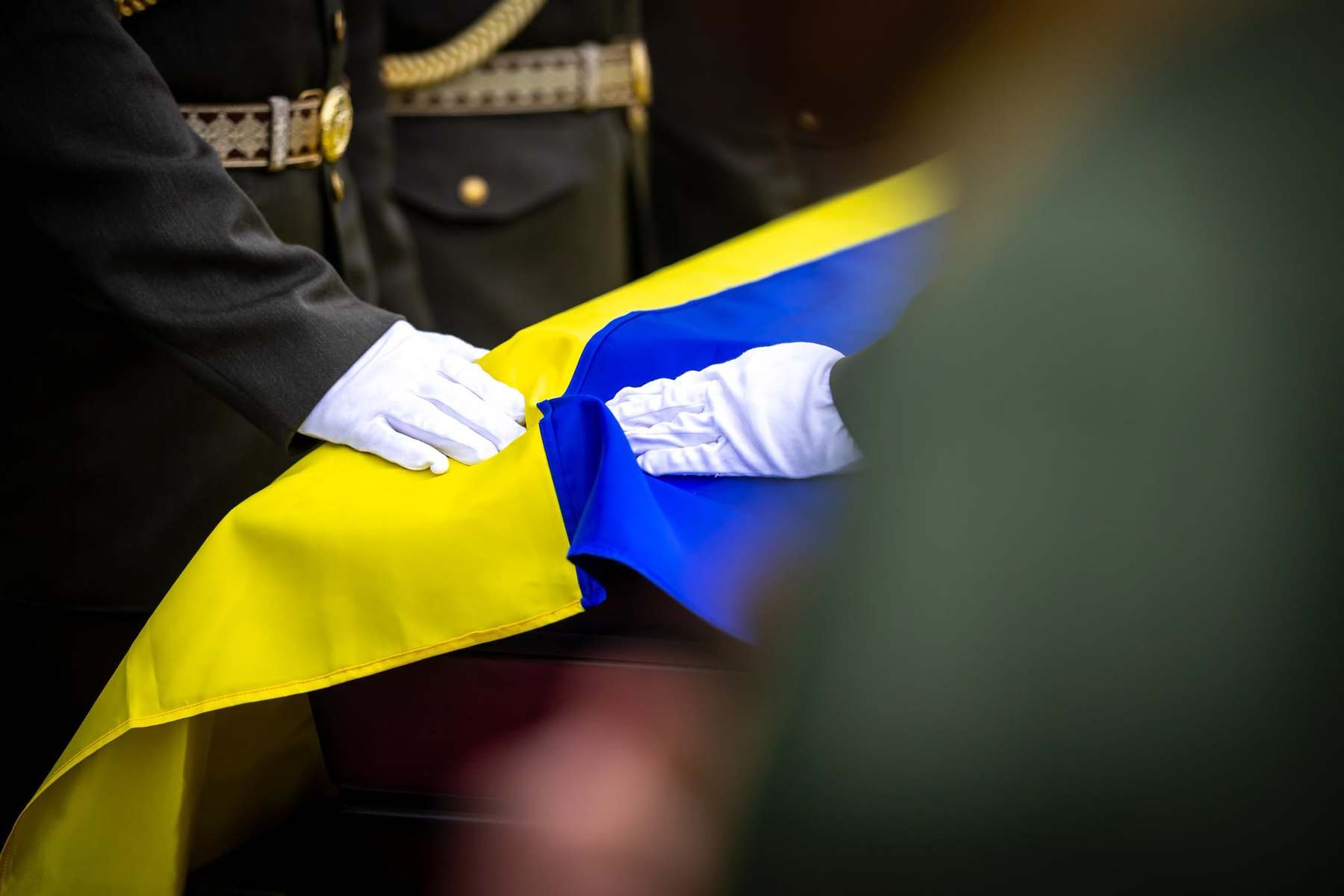 Прапор на могилі – не інвентар цвинтарного господарства. Це особиста річ Героя, видана йому державою в останнє відрядження