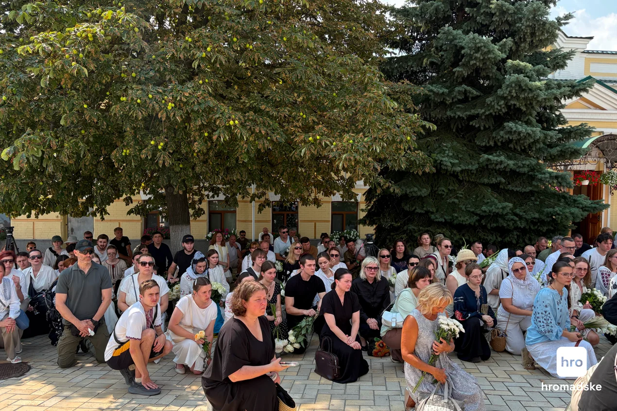 Люди на Майдані Незалежності прихилили коліно, вшановуючи Віталіну Яровенко 