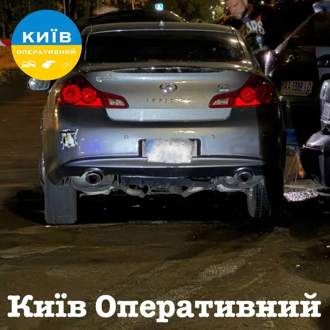 Порушник протаранив машини, які були припарковані вздовж узбіччя дороги