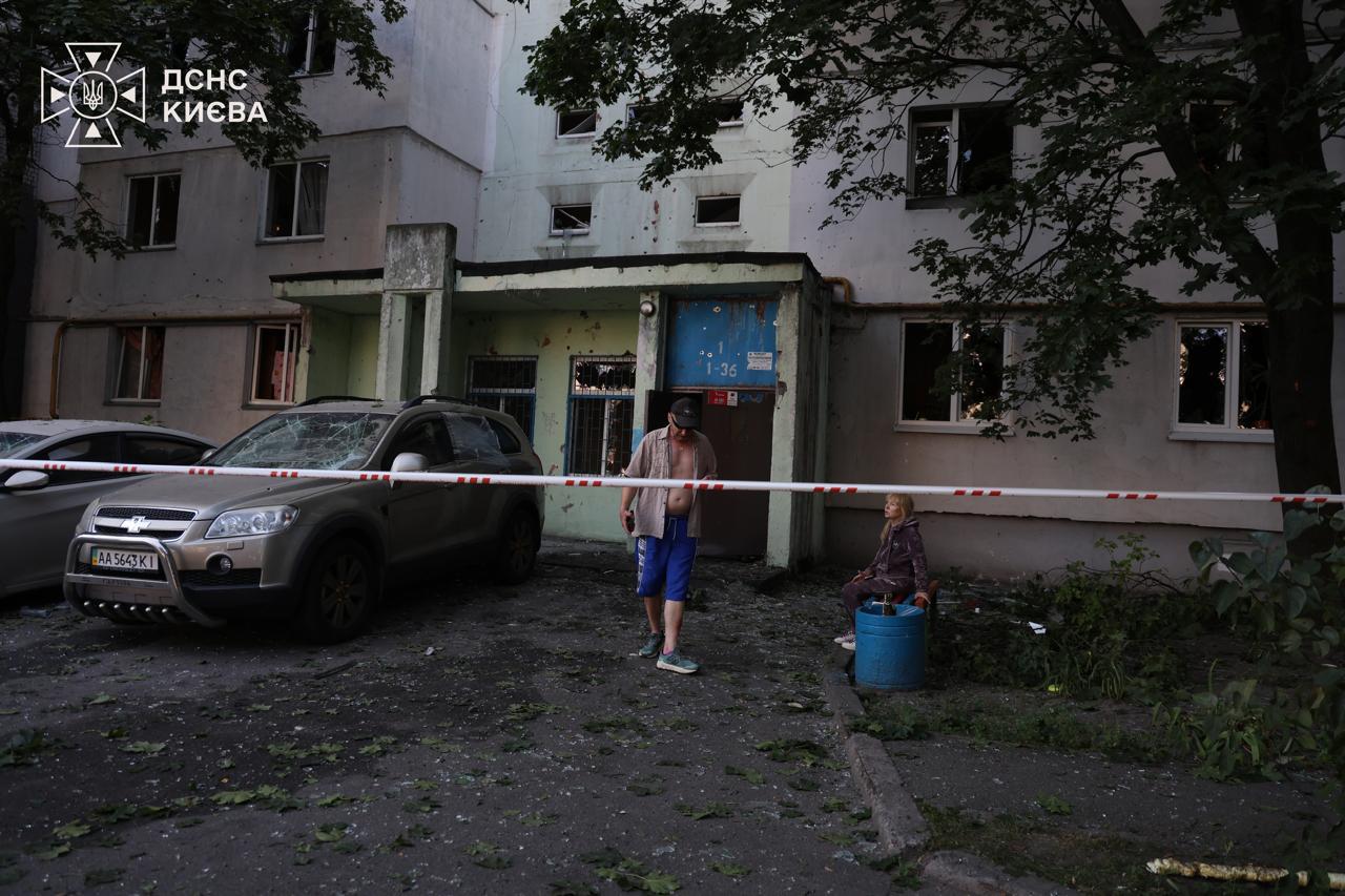 Наслідки російського обстрілу у Києві ліквідовано. Вдалося врятувати 105 людей фото 1