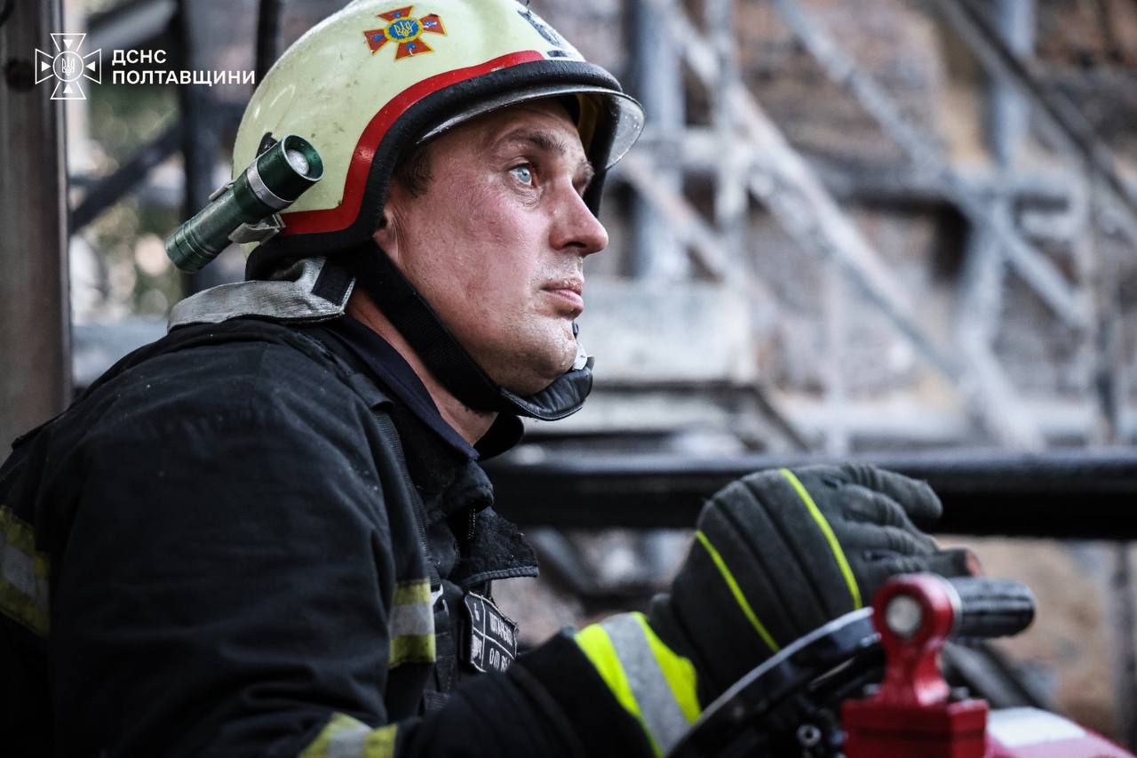 Полтавщина: через російський обстріл спалахнула пожежа на підприємстві фото 2