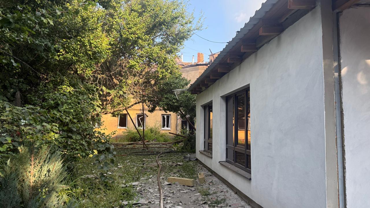 Росіяни атакували Балаклію: є поранені, пошкоджено будинки фото 1