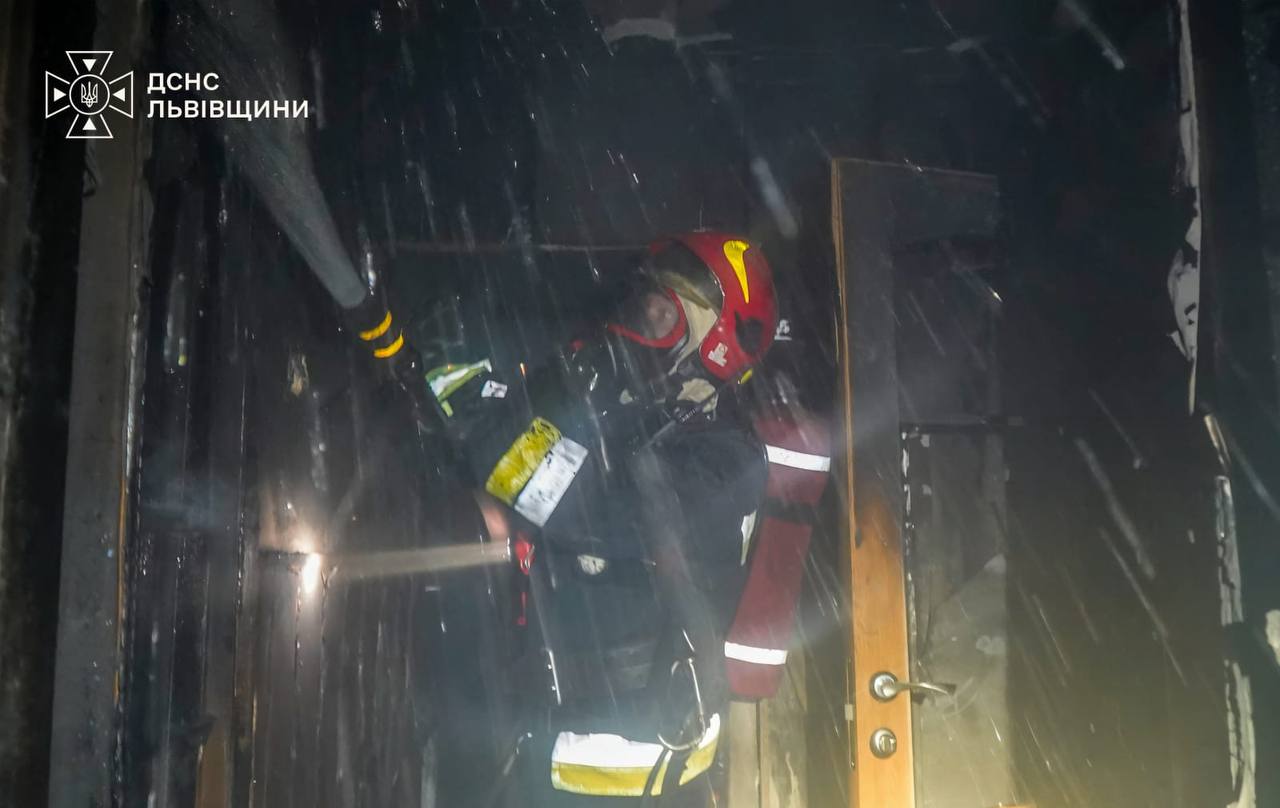 У Львові вибух акумулятора заблокував людей у квартирах фото 1
