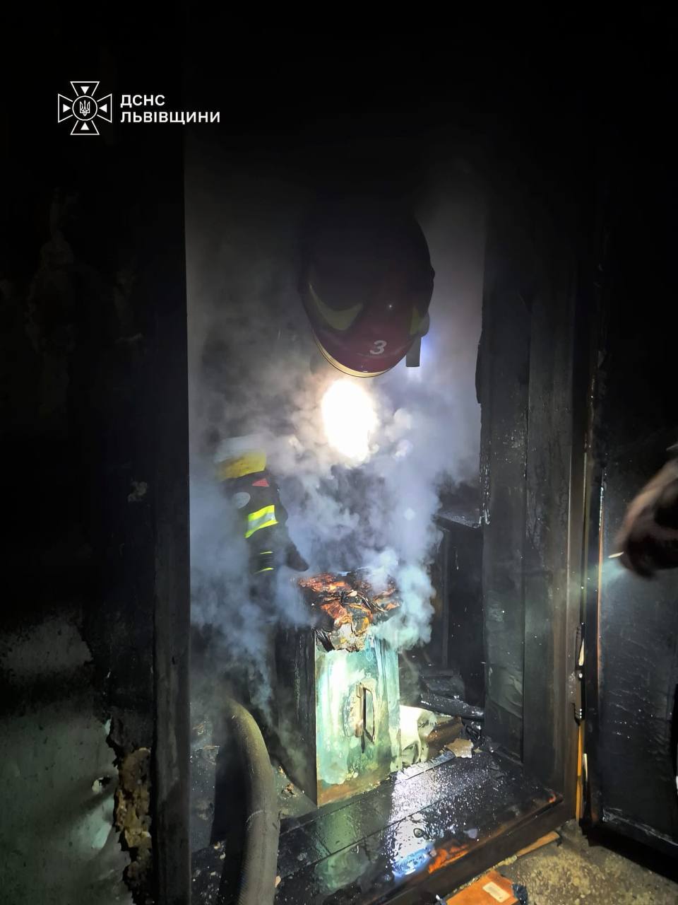 У Львові вибух акумулятора заблокував людей у квартирах фото 2