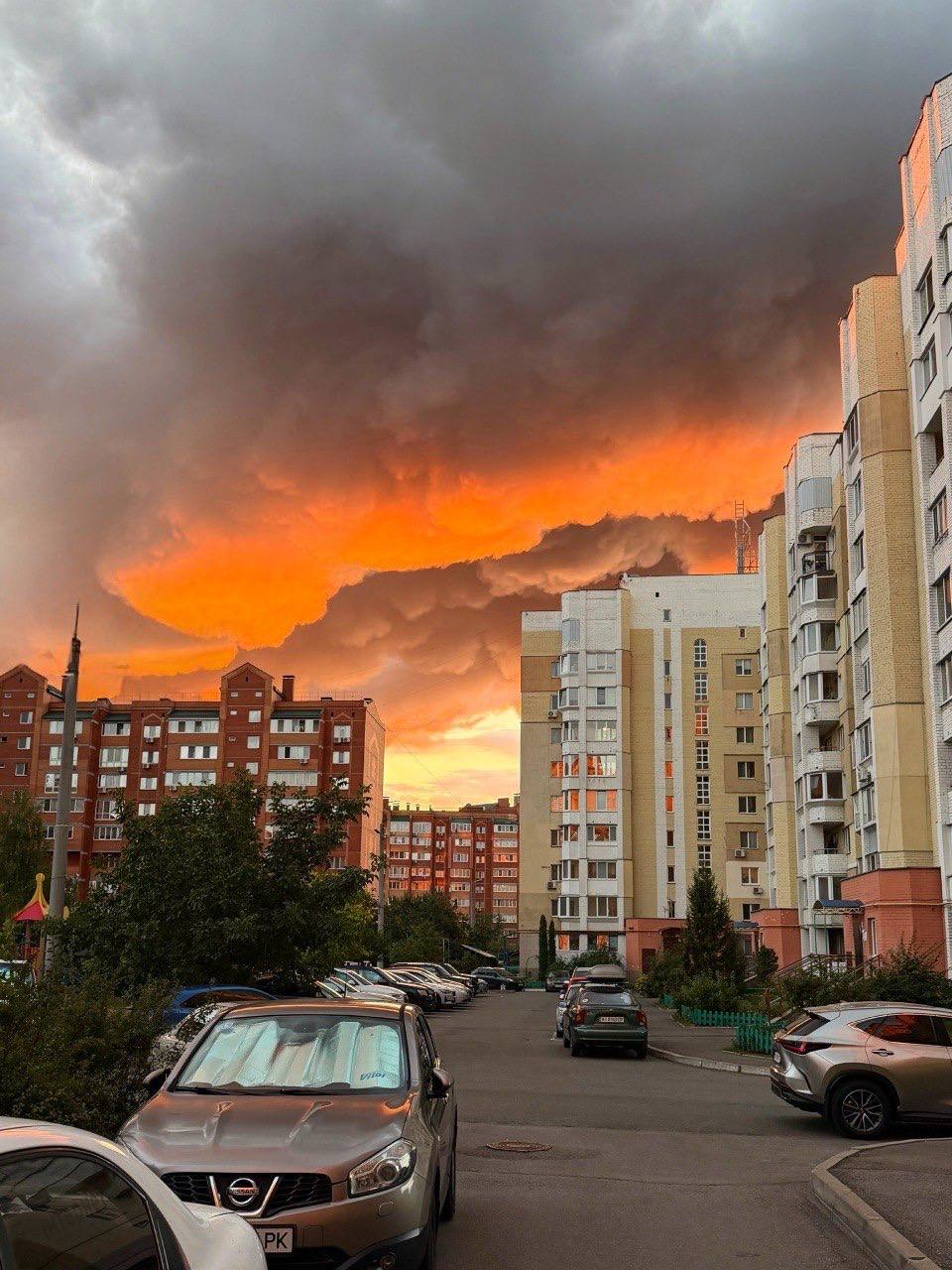 Небо над Борисполем затягнули клуби густого чорного диму
