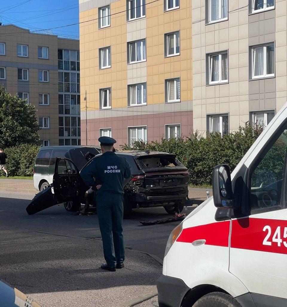 Авто з військовим РФ вибухнуло серед білого дня у Петербурзі (фото, відео) фото 2