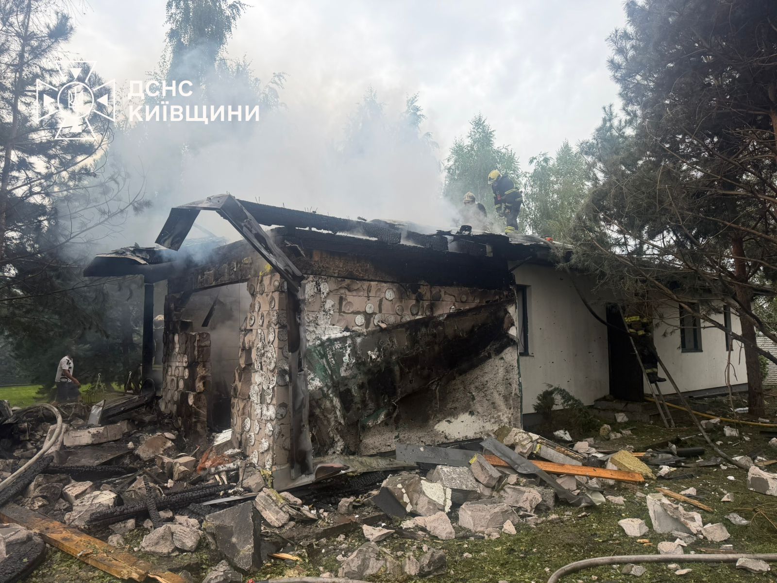 Російські «Шахеди» б’ють по приватних будинках під Києвом фото 2