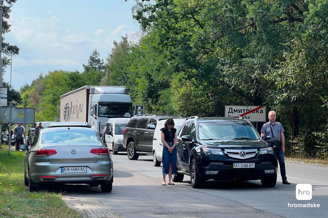 На виїзді з Дмитрівки автівки зупинилися, віддаючи шану загиблому голові громади Тарасу Дідичу