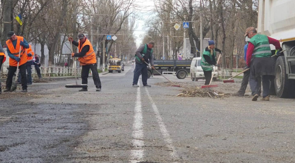Комунальники прибирають вулиці після чергового прильоту. Охочих працювати в цій галузі, як і загалом у бюджетній сфері Херсона, вкрай мало