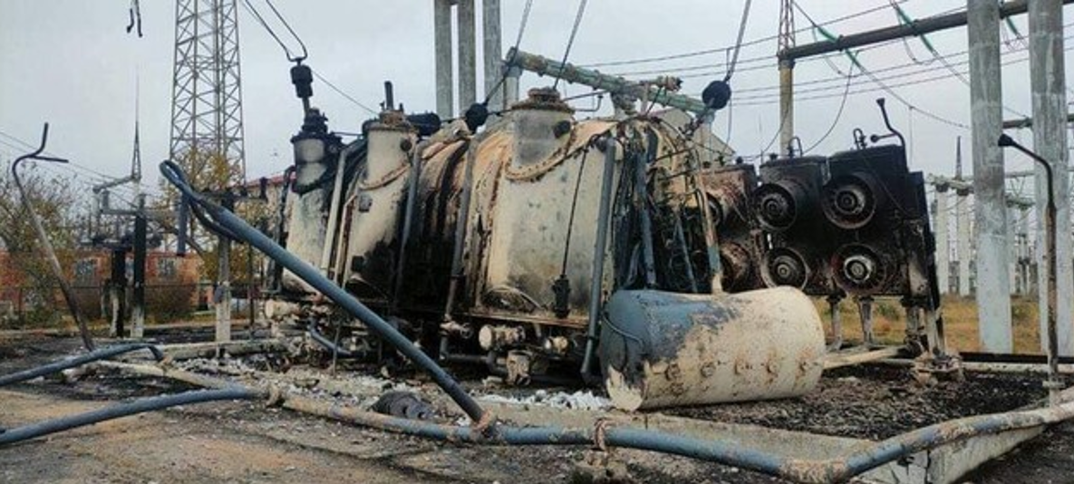 Трансформаторна підстанція, яку повністю знищили окупанти, відступаючи з Херсона восени 2023 року