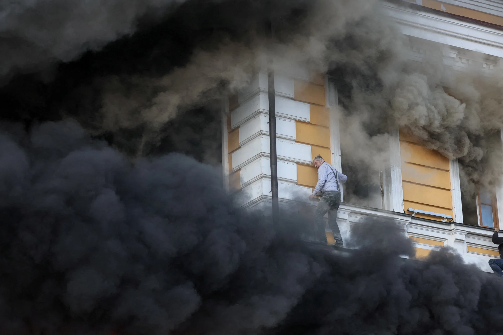 Мальчевський виліз на виступ за вікном, щоб врятуватися від  вогню