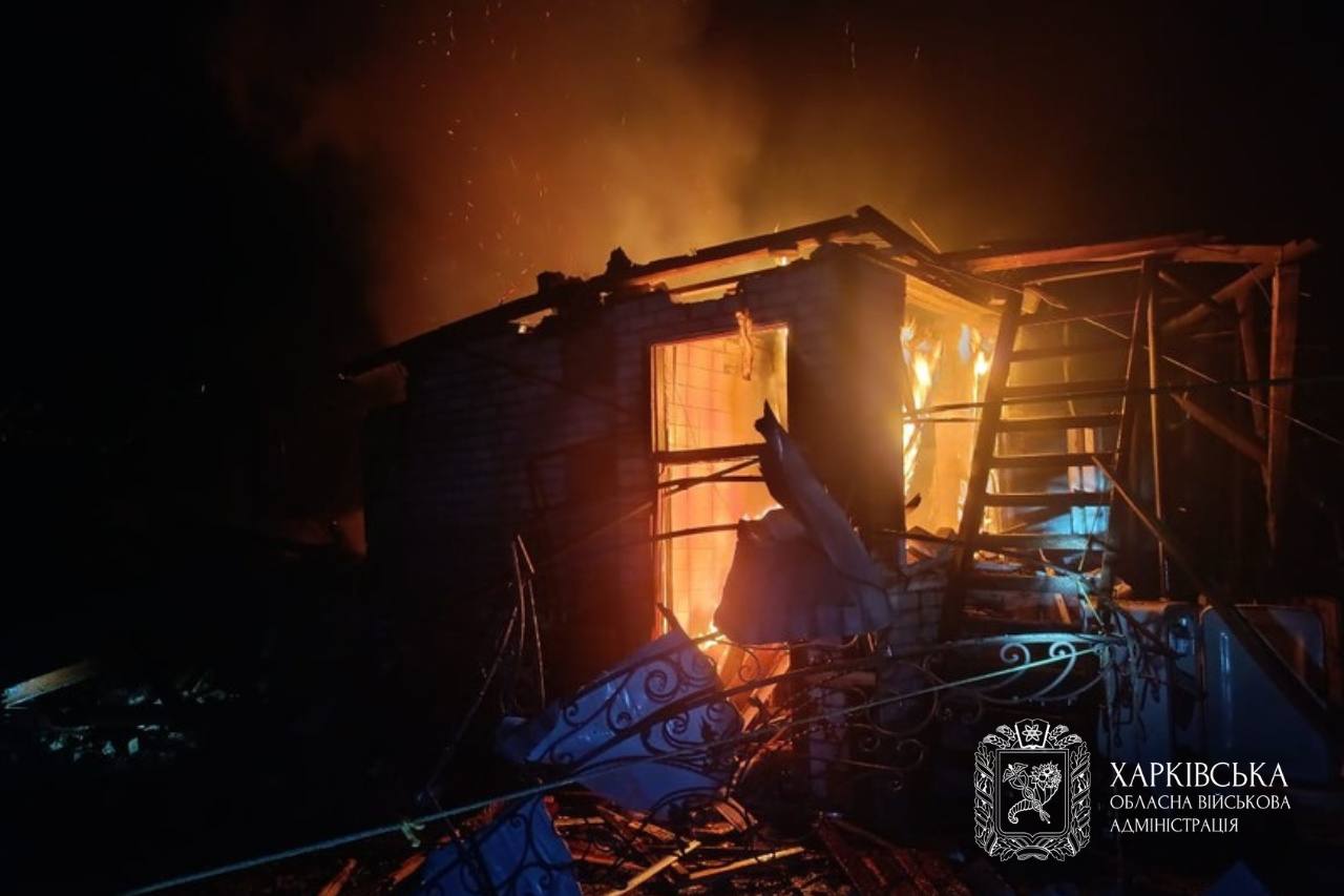 Росія обстріляла Харківщину й Дніпро: рятувальники дістали людей з-під завалів фото 2