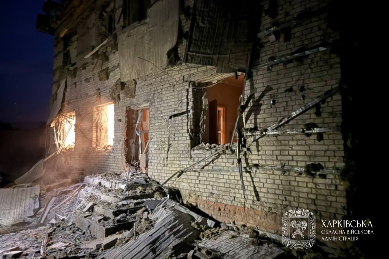 Росія обстріляла Харківщину й Дніпро: рятувальники дістали людей з-під завалів фото 1