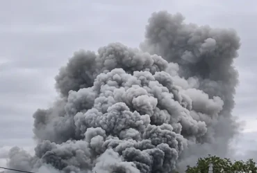Після атаки окупантів у Житомирі спалахнула величезна пожежа: місто накрив дим (фото)