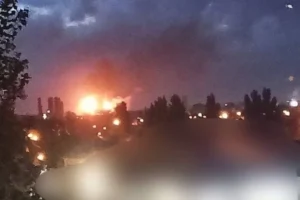 Росію атакували безпілотники: у Тольятті уражено завод, у Таганрозі виникла пожежа