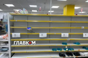 Один зі столичних магазинів «Аврора» залишився з порожніми полицями. Фоторепортаж