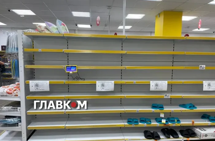 Один зі столичних магазинів «Аврора» залишився з порожніми полицями. Фоторепортаж
