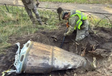У Солом’янському районі Києва вибухотехніки знешкодили бойові частини двох балістичних ракет