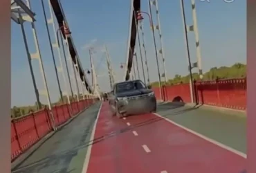 Затримано водія, який їздив пішохідним мостом у Києві: як він пояснив свої дії поліції