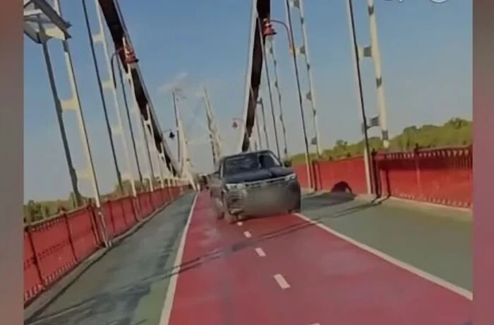 Затримано водія, який їздив пішохідним мостом у Києві: як він пояснив свої дії поліції