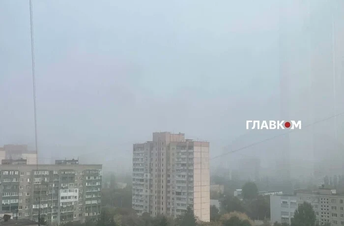 Київ після нічних обстрілів оповив густий туман і смог (відео)