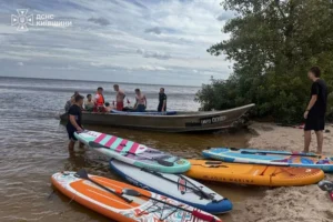 Корпоратив на Київському морі: вітер відніс від берега 21 людину на SUP-дошках