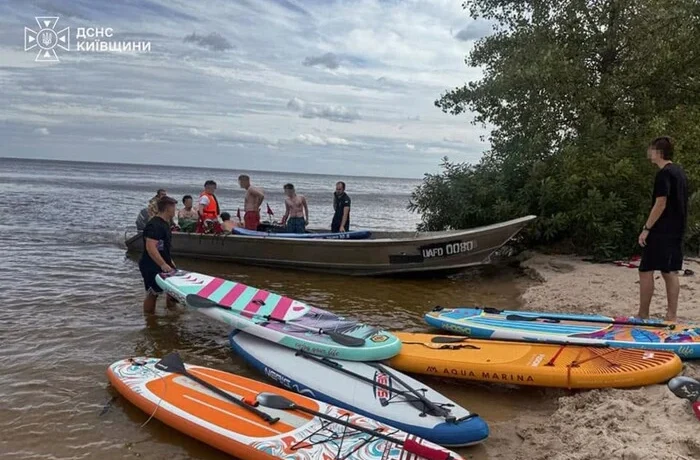 Корпоратив на Київському морі: вітер відніс від берега 21 людину на SUP-дошках