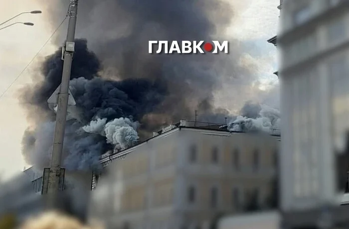 Дрон влучив у Академію наук України в центрі Києва, всередині будівлі залишаються люди (відео)